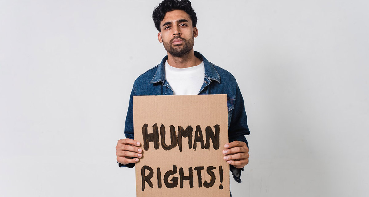 Mensch mit Plakat mit der Aufschrift „Human Rights“. Foto: pexels | Sora Shimazaki