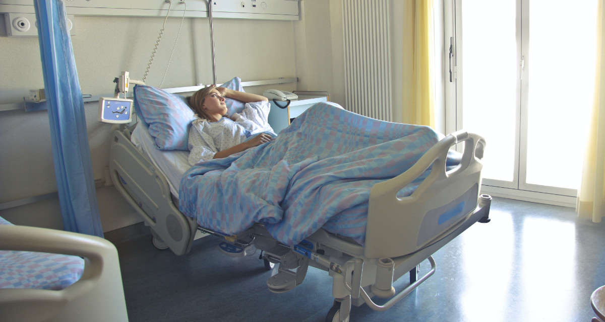 Eine Frau liegt in einem Krankenbett. Foto: pexels | Andrea Piacquadio