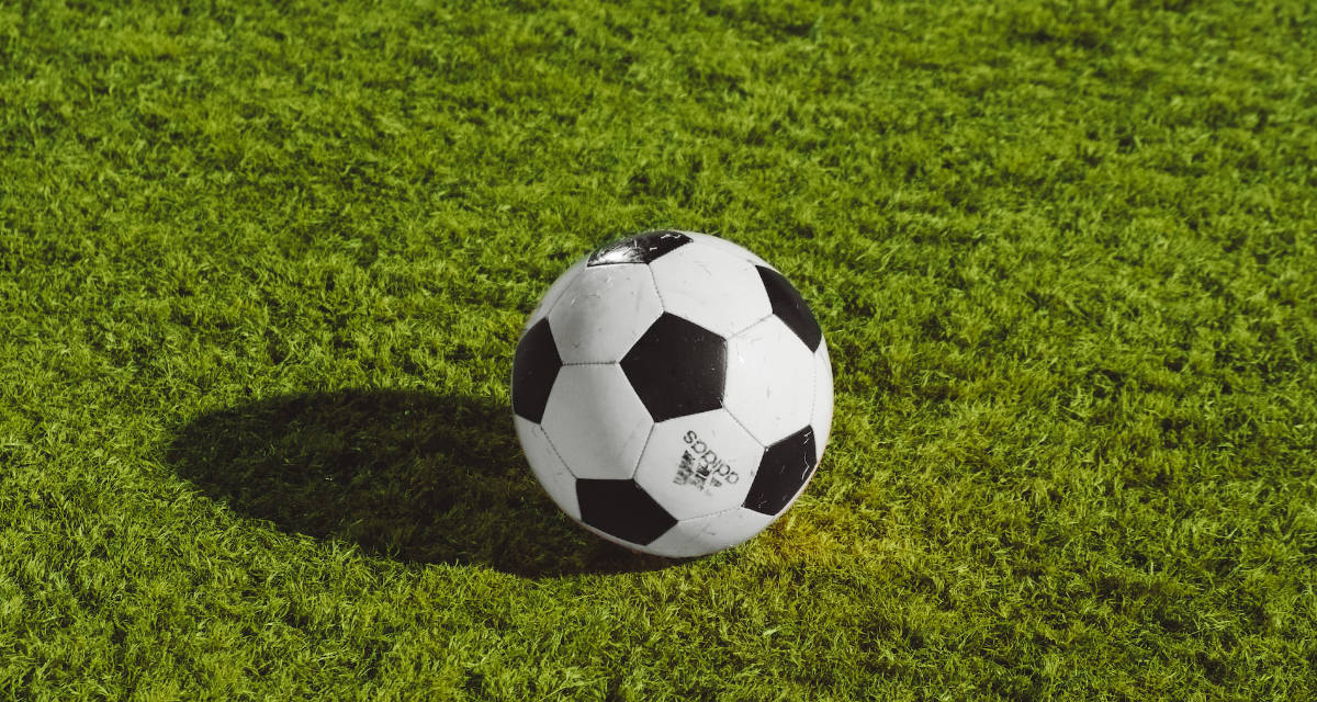 Symbolbild Fußball. Foto: unsplash | Wesley Tingey