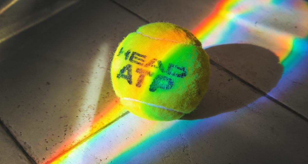 Symbolbild Tennisbald im Regenbogenlicht. Foto: unsplash | Federico Panaiotti