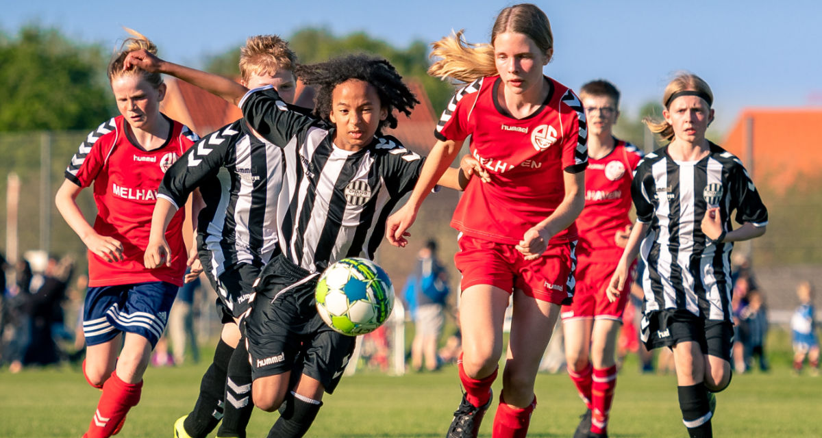 Mädchen beim Fußballspiel. Foto: unsplash | Lars Bo Nielsen