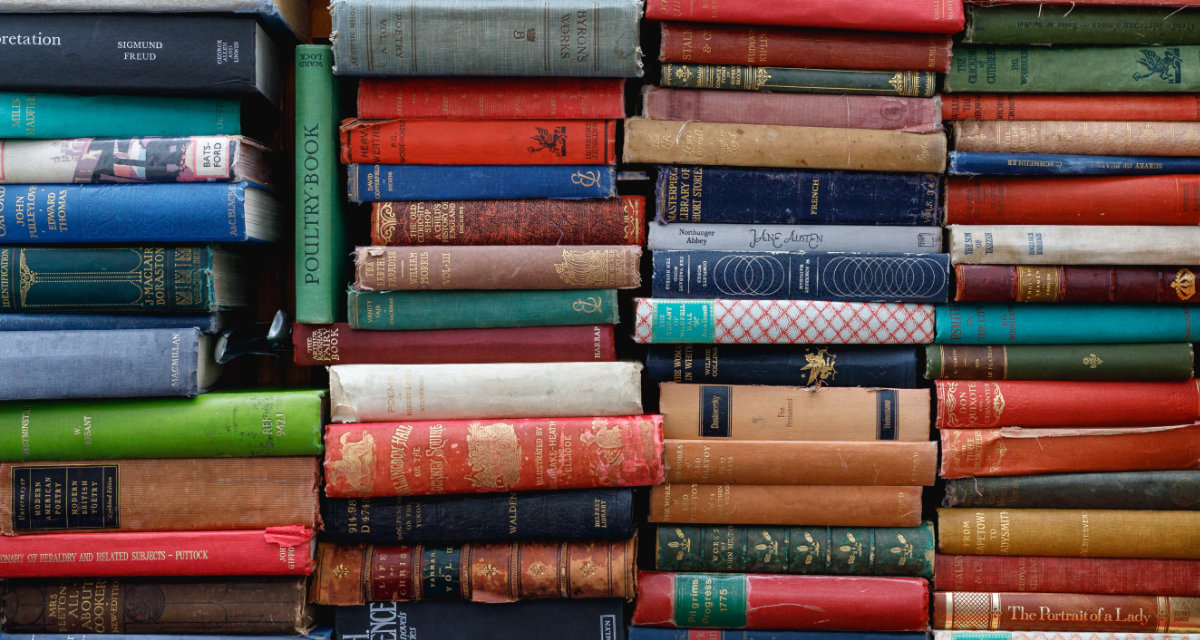 Bücherstapel. Foto: unsplash | Ed Robertson