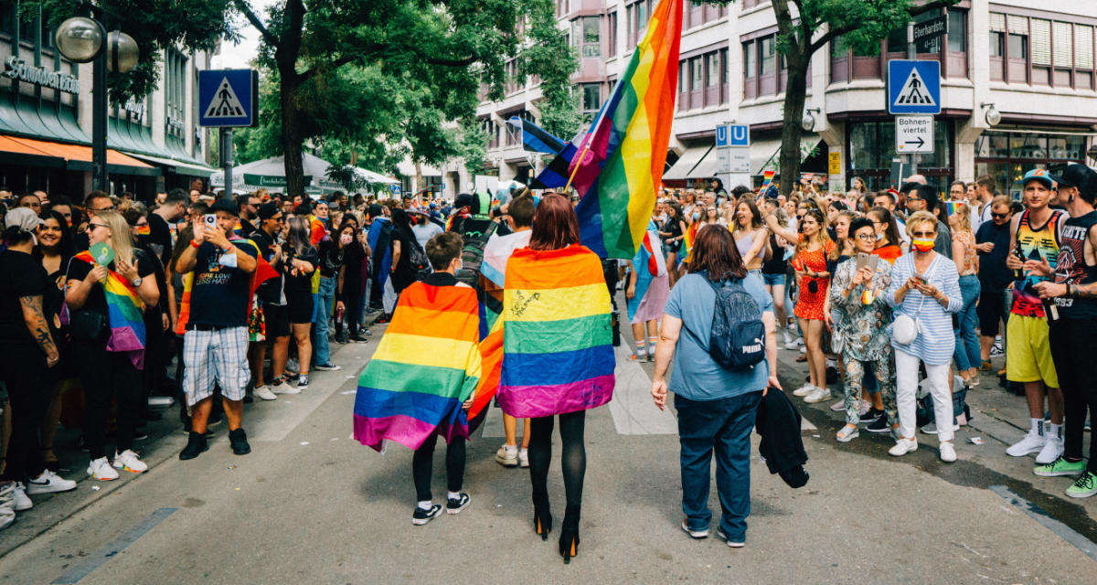 Demonstration in Stuttgart mit Regenbogenfahnen. Foto: unsplash | Christian Lue