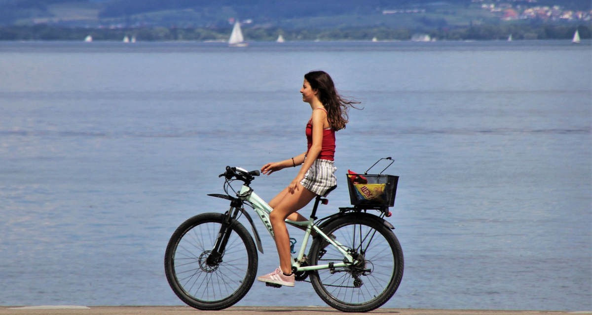 Fahrradfahrerin am Bodensee. Foto: pixabay | Julita