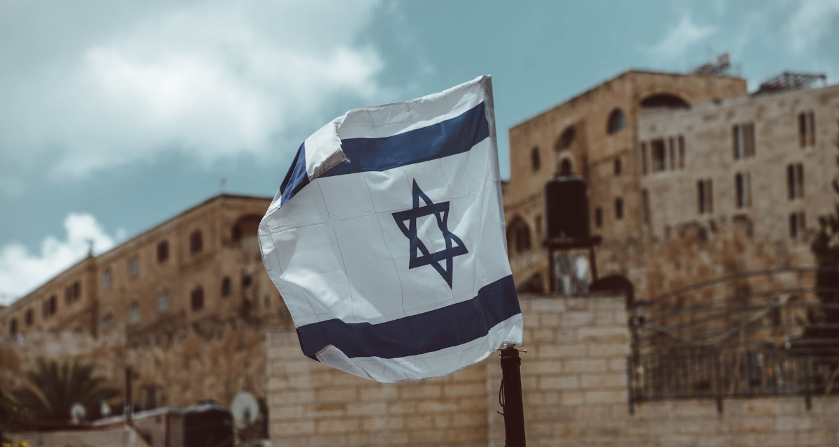 Israel-Flagge in Jerusalem. Foto: unsplash | Taylor Brandon