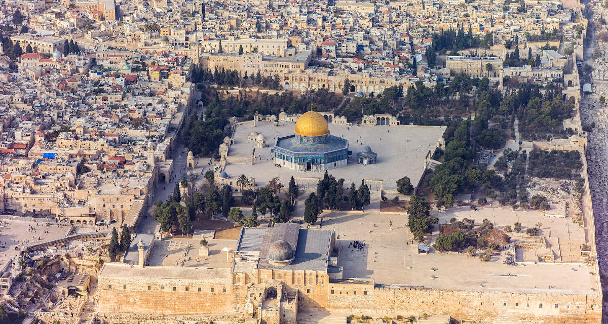 Luftaufnahme des Tempelbergs / Haram al-Scharif in Jerusalem mit dem Felsendom in der Mitte, der al-Aqsa Moschee im Vordergrund und der Klagemauer links im Bild. Foto: wikimedia | Andrew Shiva