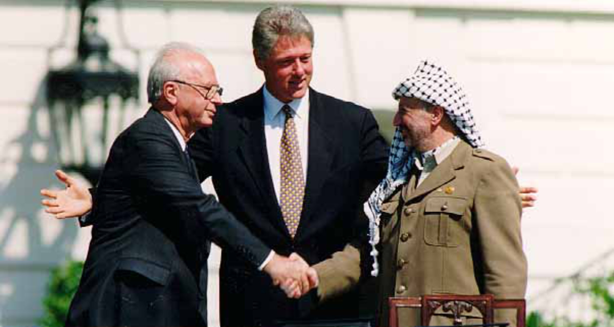 Der israelische Premierminister Jitzhak Rabin, der Vorsitzende der Palästinensischen Befreiungsorganisation (PLO) Jassir Arafat und der amerikanische Präsident Bill Clinton bei der Unterzeichnung des Oslo-Abkommens im September 1993 in Washington, D.C. Foto: wikimedia | Vince Musi/The White House | gemeinfrei