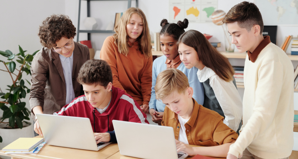 Schülerinnen und Schüler vor Laptops. Foto: pexels/Max Fischer.