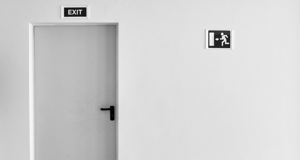 Tür mit "exit"-Schild. Foto: unsplash.com / Michael Jasmund. 