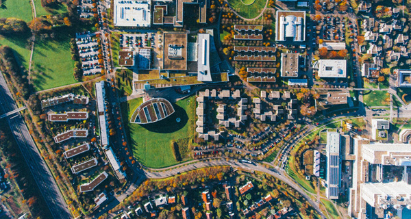 Luftaufnahme des Campus Stuttgart Vaihingen und angrenzender Wohngebiete. Foto: unsplash.com / Max Böttinger. 