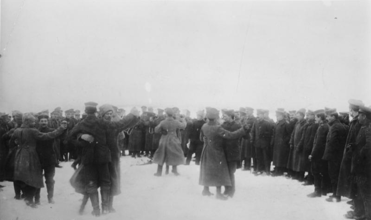 Verbrüderung an der Ostfront 1918. Foto: wikimedia / Bundesarchiv, Bild 183-S10394 / CC-BY-SA 3.0.