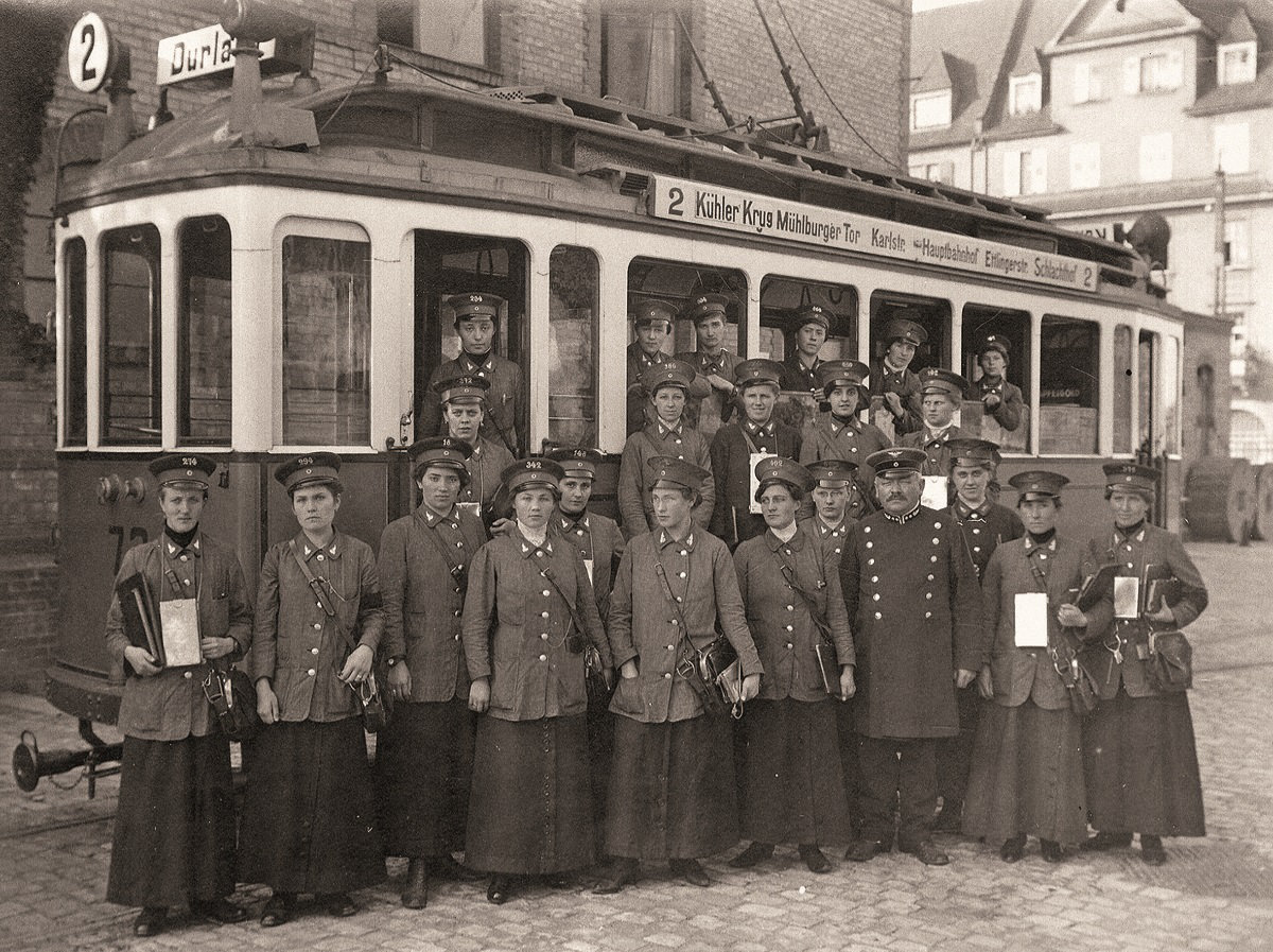 Karlsruhe im Jahr 1915: Frauen versehen den städtischen Dienst als Straßenbahnschaffnerinnen. Quelle: Stadtarchiv Karlsruhe, 8 PBS oVI 78