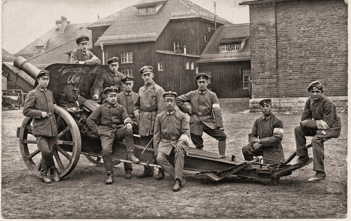 Das Foto zeigt Angehörige des Freikorps Epp auf einem Kasernenhof in Neu-Ulm im April 1919. 