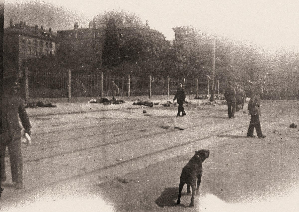 Luftangriff auf Karlsruhe am 22. Juni 1916. Das Foto zeigt Opfer des Luftangriffs auf der Ettlinger Straße. Quelle: Stadtarchiv Karlsruhe 8/PBS oVI Nr. 272