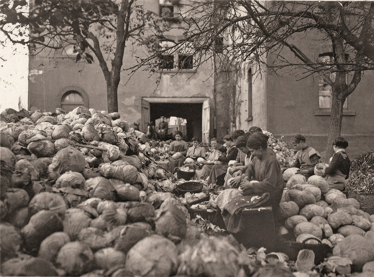 Karlsruher Frauen beim Putzen von Krautköpfen im Jahr 1916. Quelle: Stadtarchiv Karlsruhe, 8 PBS oVI 218