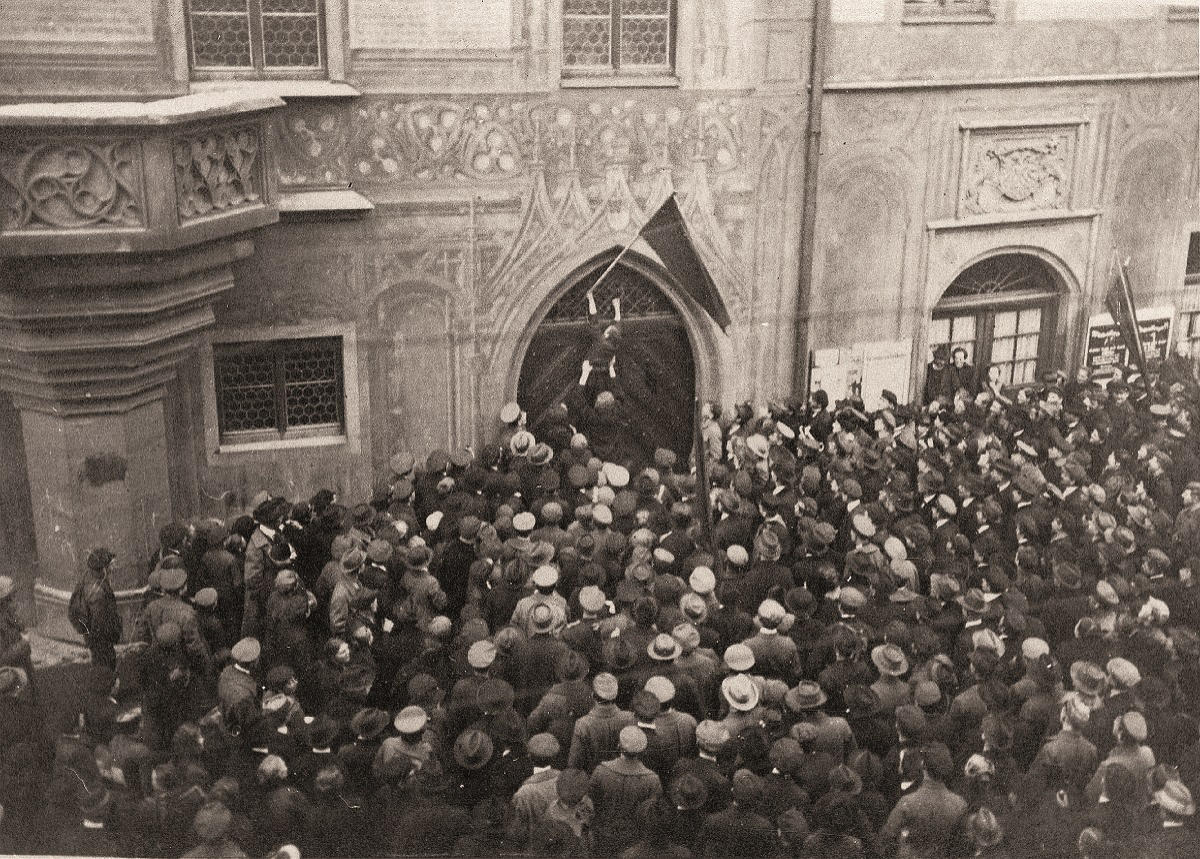 Sturm des Ulmer Rathauses während der Teuerungsproteste in Ulm 1920. Quelle: Stadtarchiv Ulm