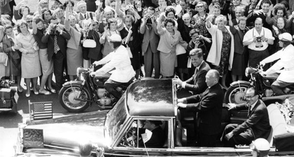 Kennedy und Adenauer beim Staatsbesuch in Berlin. Bild: Bundesarchiv, B 145 Bild-F015727-0009 / Müller, Simon / CC-BY-SA 3.0 [CC BY-SA 3.0 de.