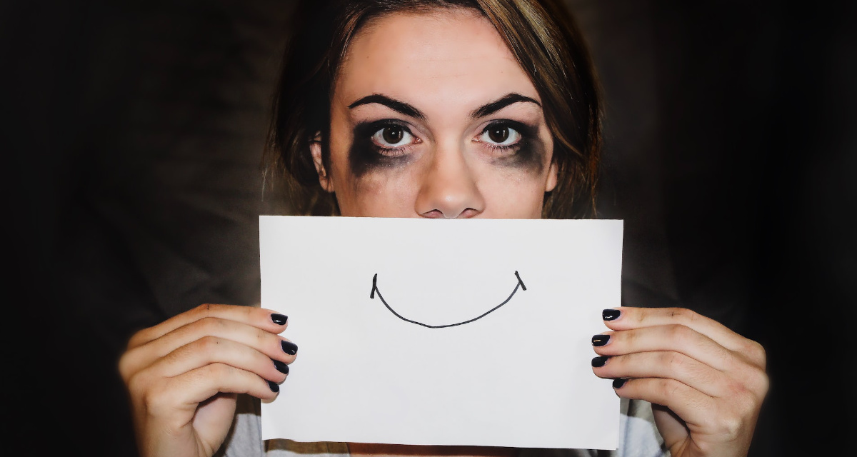 Frau mit verweinten Augen. Foto: unsplash.com | Sydney Sims