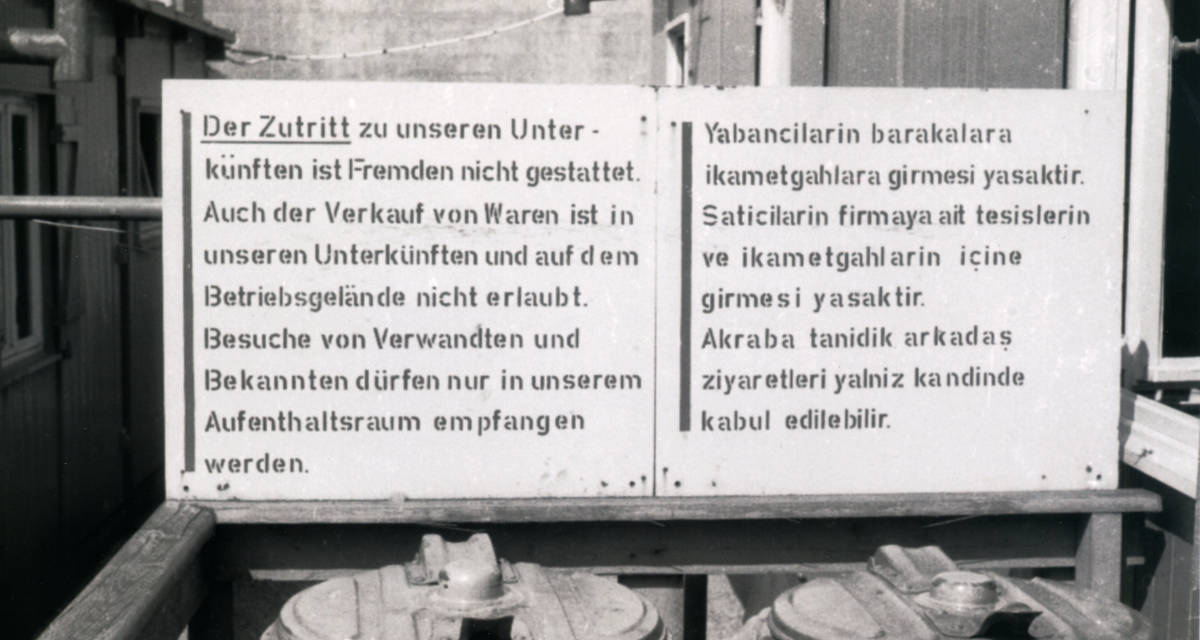 Schild am Zugang zu einer „Gastarbeiterbaracke“, aufgenommen in den 1960er Jahren in Stuttgart. (© privat) 