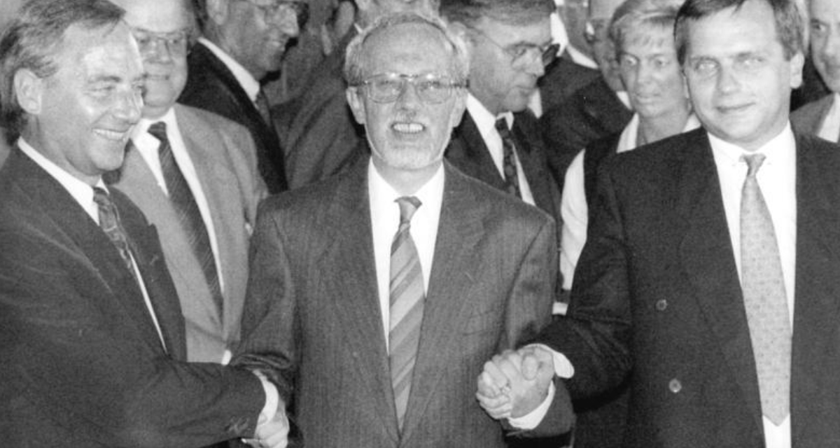 Händedruck der Verhandlungsführer  Günther Krause (Staatssekretär DDR), Lothar de Maizière  (Ministerpräsident DDR), Wolfgang Schäuble (Bundesinnenminister, BRD). Foto: Bundesarchiv, Bild 183-1990-0831-031 / Settnik, Bernd / CC-BY-SA 3.0