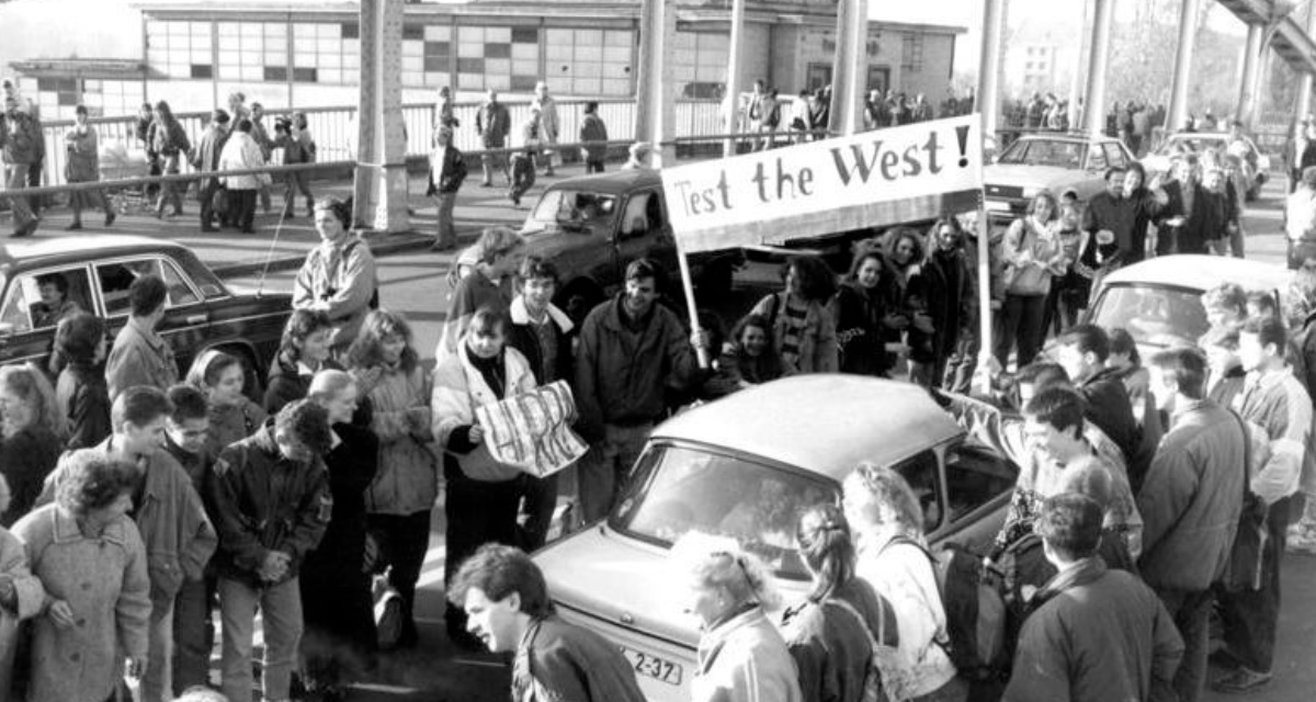 Grenzübergang Berlin. Foto: Bundesarchiv, Bild 183-1989-1118-028 / Unknown / CC-BY-SA 