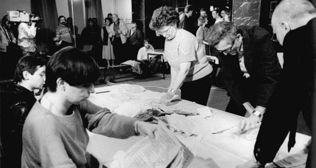 Stimmauszählung in einem Wahllokal in Berlin-Mitte bei der Volkskammerwahl am 18. März 1990. Foto: Bundesarchiv Bild 183-1990-0318-038.