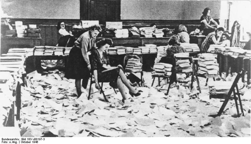 Das Büro für Druckschriftenherstellung nach dem Ende des ersten Nürnberger Prozesses gegen die Hauptkriegsverbrecher. Foto: Bundesarchiv, Bild 183-V00197-3 / CC-BY-SA 3.0.