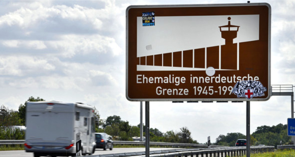 Hinweisschild in Sachsen-Anhalt für die Gedenkstätte Deutsche Teilung Marienborn. Foto: picture alliance / Frank May. 