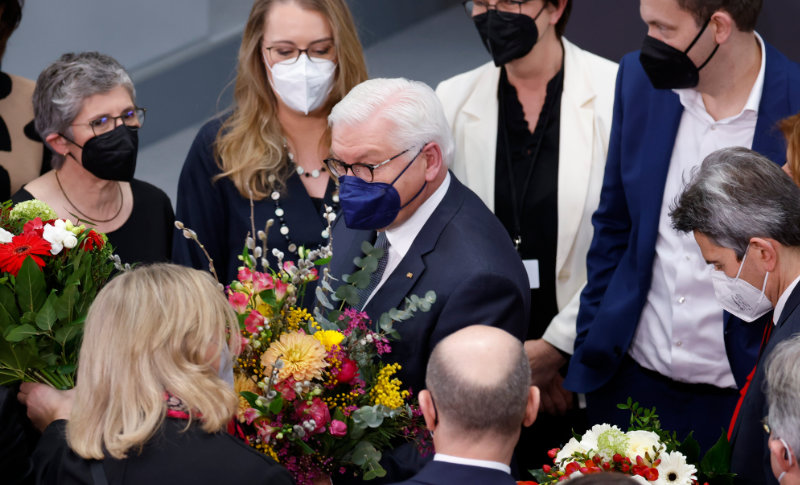 Der wiedergewählte Bundespräsident Dr. Frank-Walter Steinmeier nimmt Glückwünsche zur Wahl an. Foto: © Deutscher Bundestag, photothek, 5007957