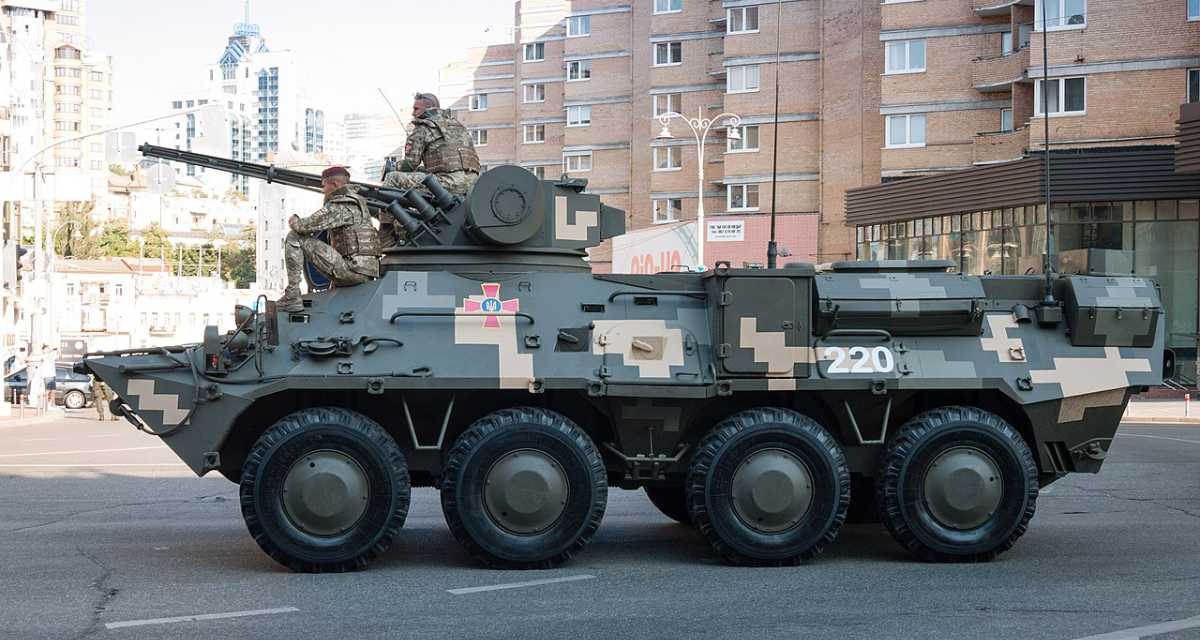 Ein gepanzertes Fahrzeug des ukrainischen Militärs in Kiew.