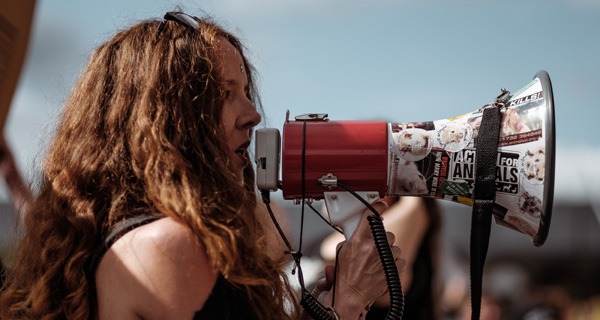 Frau mit Megafon. Foto: Photo by Clem Onojeghuo on Unsplash.com.